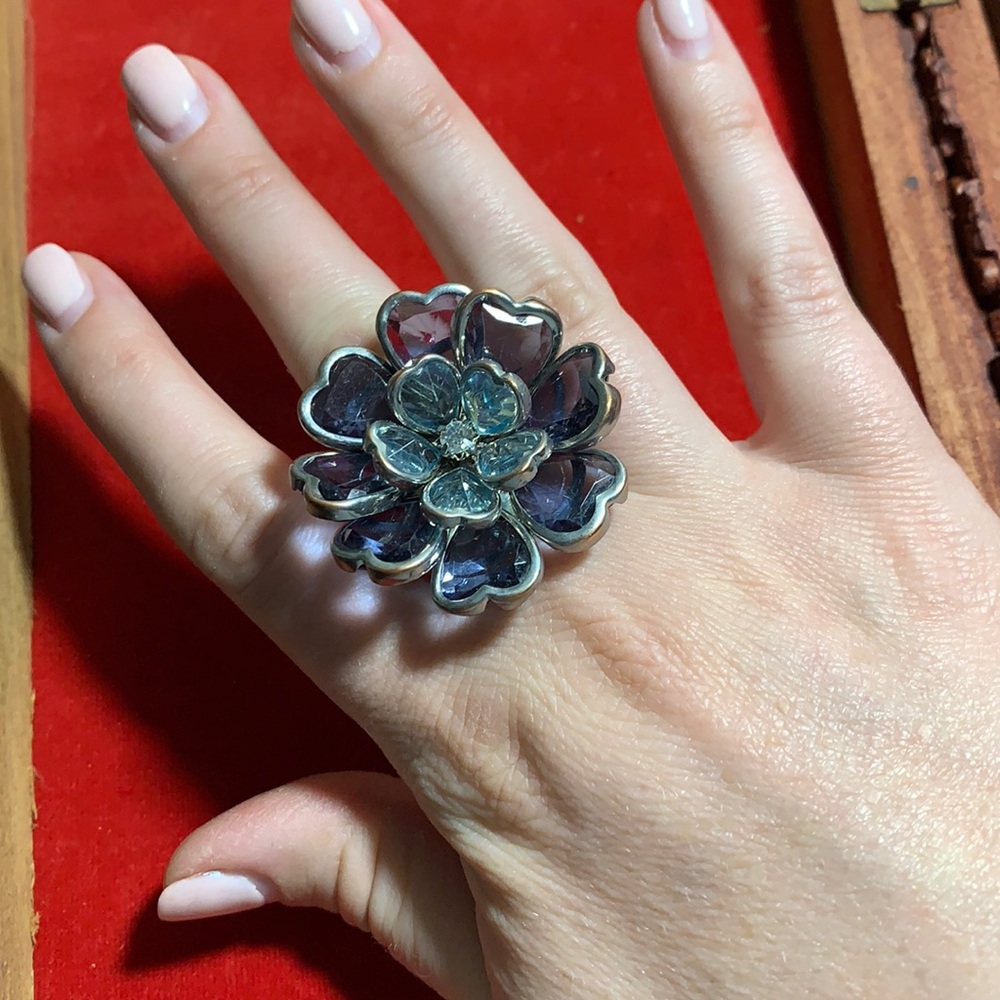 Flower ring with elastic band